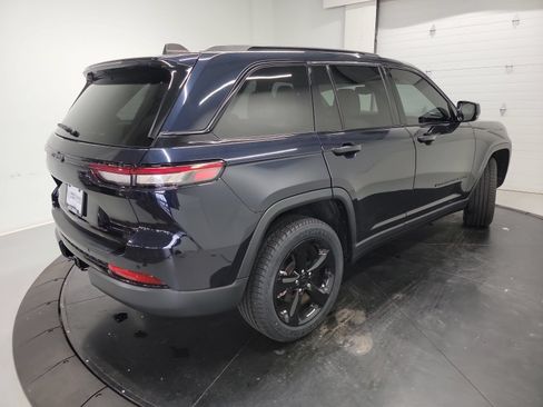 Used 2023 Jeep Grand Cherokee Limited w/ Black Appearance Package AWD/4WD image 9