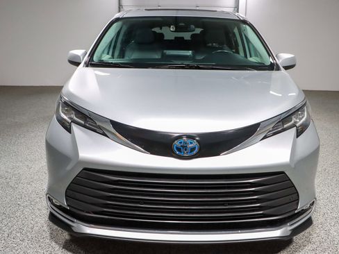 Used 2021 Toyota Sienna XLE image 4