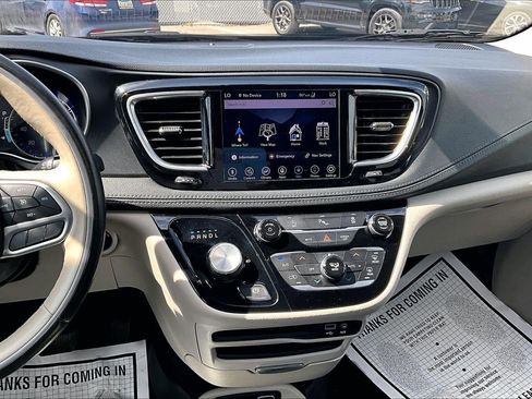 Used 2020 Chrysler Pacifica Limited image 6