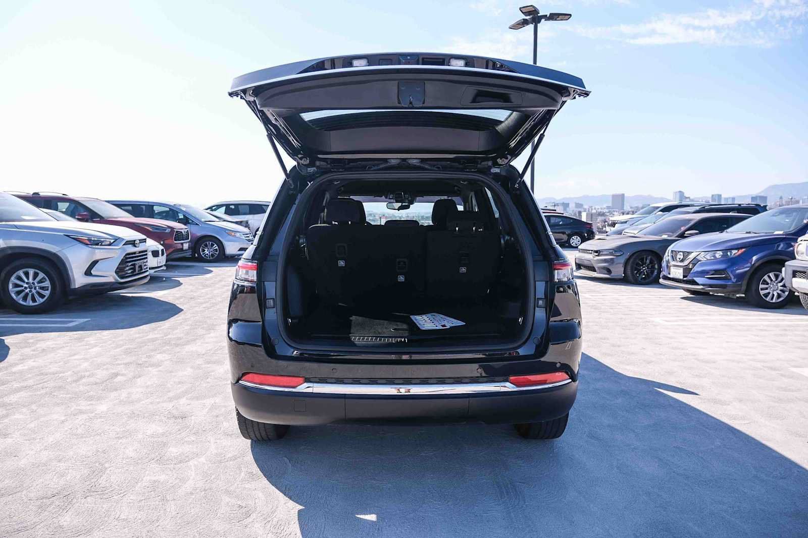 Used 2024 Jeep Grand Cherokee Laredo RWD image 27