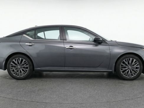 Used 2025 Nissan Altima 2.5 SV FWD image 11