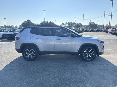 Used 2025 Jeep Compass Limited AWD/4WD image 10
