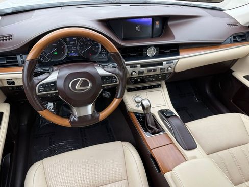Used 2017 Lexus ES 300h w/ Luxury Package FWD image 25