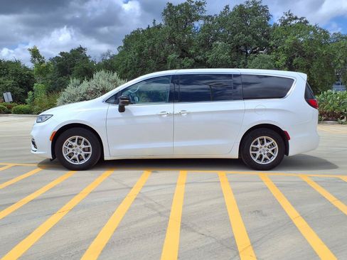 Used 2024 Chrysler Pacifica Touring-L FWD image 8