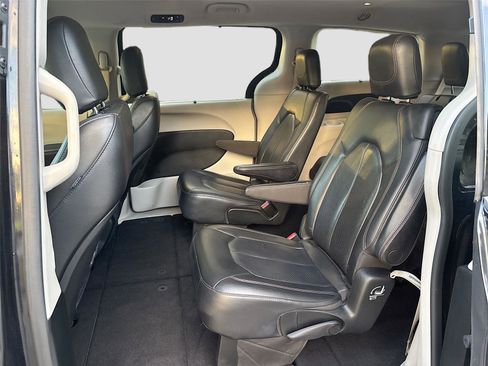 Used 2018 Chrysler Pacifica Touring-L image 26