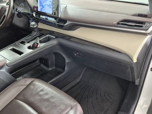 Used 2024 Toyota Sienna Platinum FWD image 30