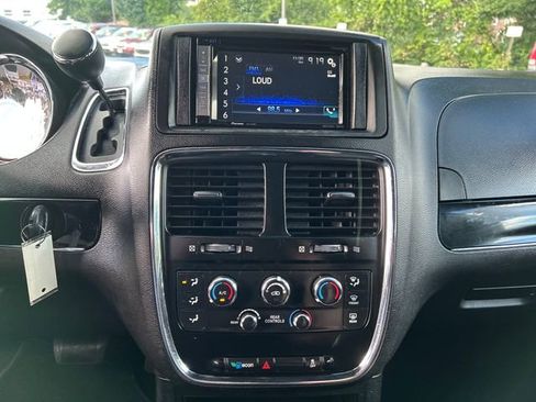 Used 2018 Dodge Grand Caravan SE image 19