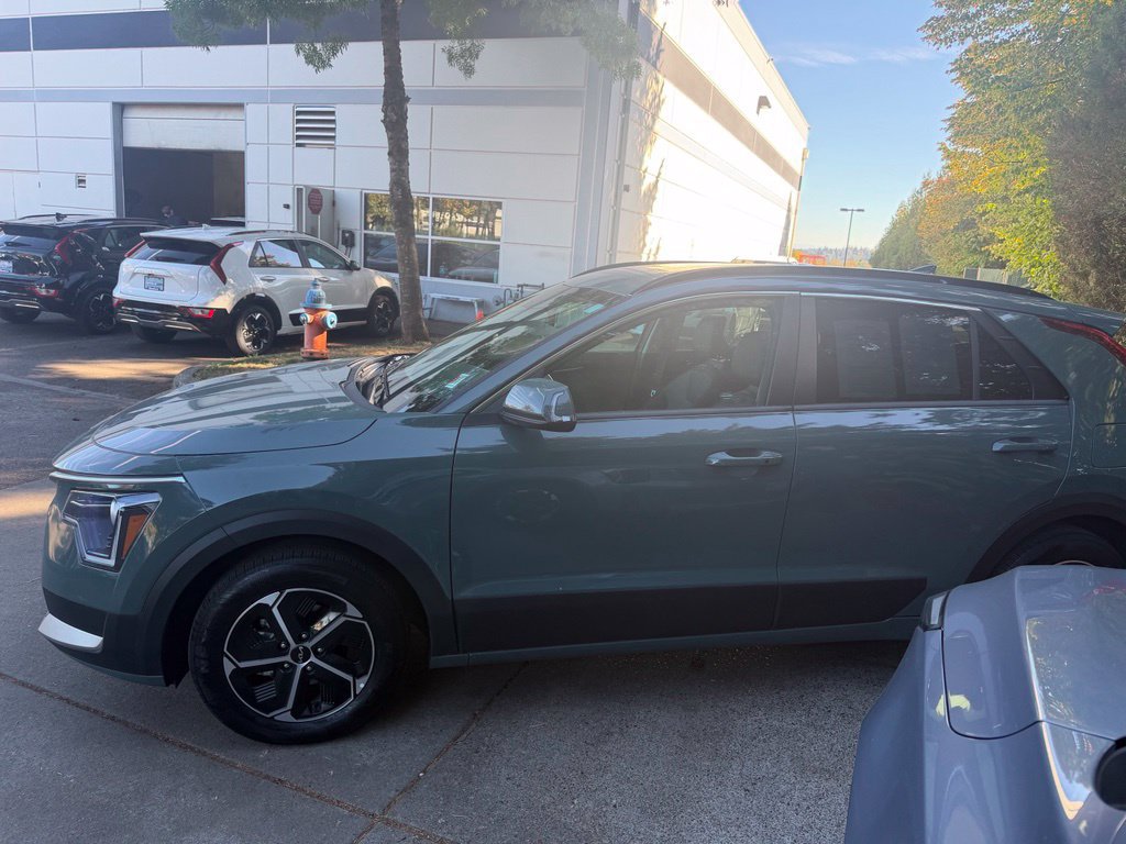Used 2025 Kia Niro EX FWD image 6