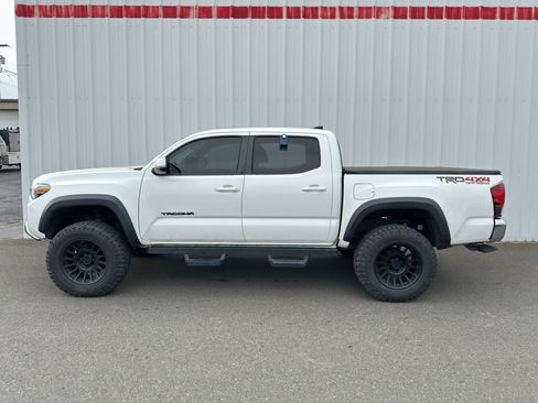 Certified 2019 Toyota Tacoma TRD Off-Road image 3