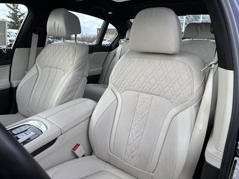 Used 2022 BMW ALPINA B7 xDrive image 12