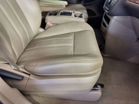 Used 2014 Chrysler Town & Country Touring FWD image 34