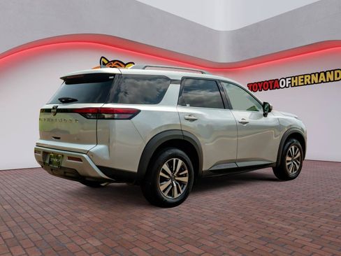 Used 2025 Nissan Pathfinder SL FWD image 5