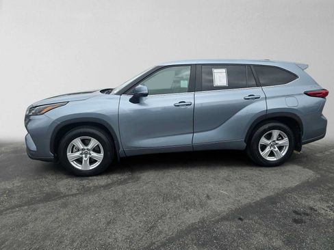 Used 2023 Toyota Highlander LE FWD image 6