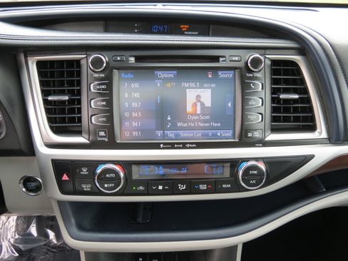 Used 2016 Toyota Highlander Limited image 23