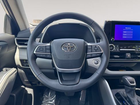 Used 2024 Toyota Highlander XLE AWD/4WD image 12