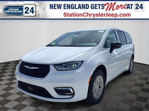 New 2026 Chrysler Pacifica Select image 1