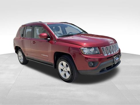 Used 2017 Jeep Compass Latitude FWD image 3