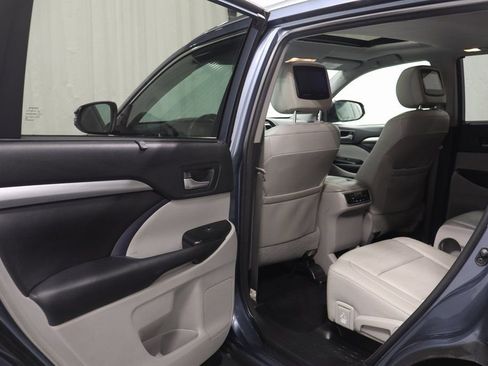 Used 2018 Toyota Highlander XLE w/ Carpet Mat Package (TMS) image 10