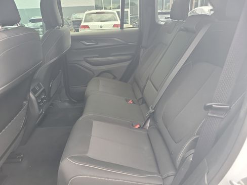 Used 2025 Jeep Grand Cherokee Laredo w/ Luxury Tech Group I RWD image 11