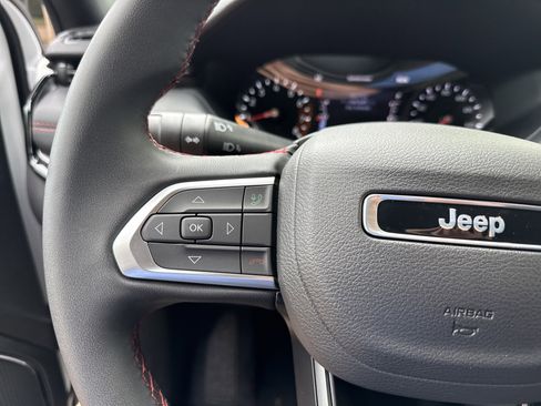 Used 2025 Jeep Compass Trailhawk AWD/4WD image 25