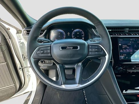 Used 2025 Jeep Grand Cherokee Altitude RWD image 11