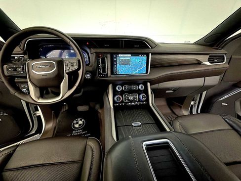 Used 2023 GMC Yukon XL Denali image 16