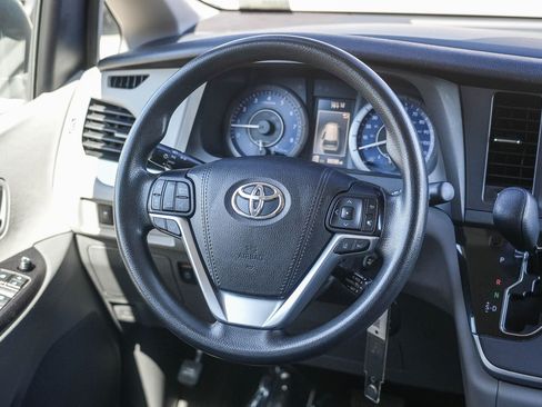 Certified 2020 Toyota Sienna LE w/ Carpet Mat Package FWD image 15