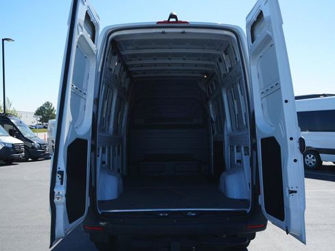 Used 2024 Mercedes-Benz Sprinter 2500 image 7