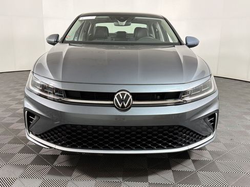 Used 2025 Volkswagen Jetta SE image 4