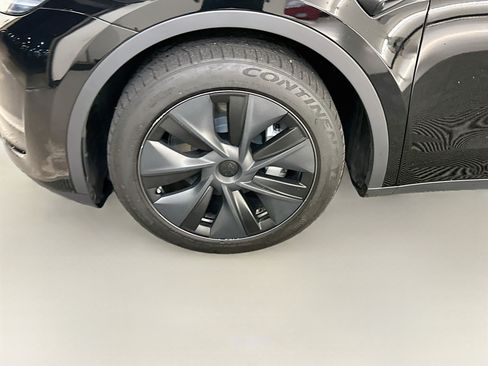 Used 2024 Tesla Model Y Long Range AWD/4WD image 11