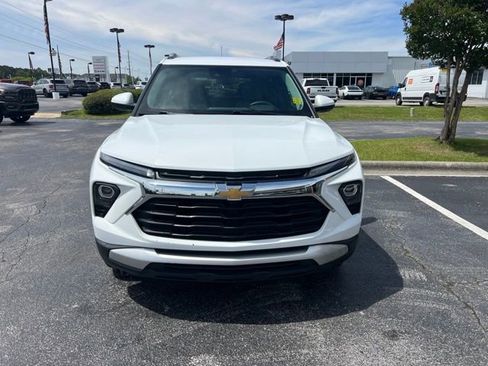 Used 2024 Chevrolet TrailBlazer LT AWD/4WD image 3