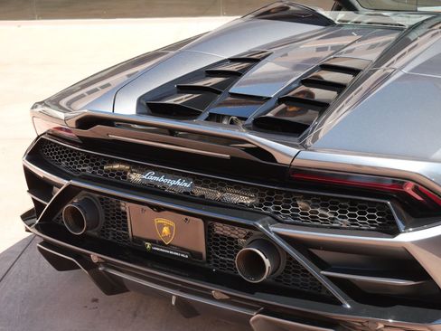 Used 2021 Lamborghini Huracan EVO RWD image 11