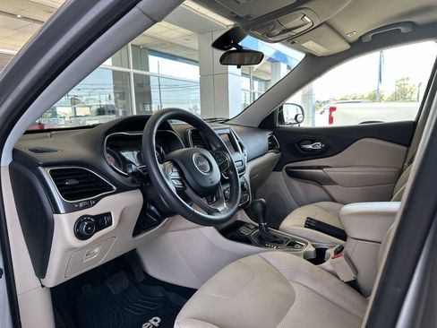 Used 2019 Jeep Cherokee Latitude w/ Popular Appearance Group FWD image 10