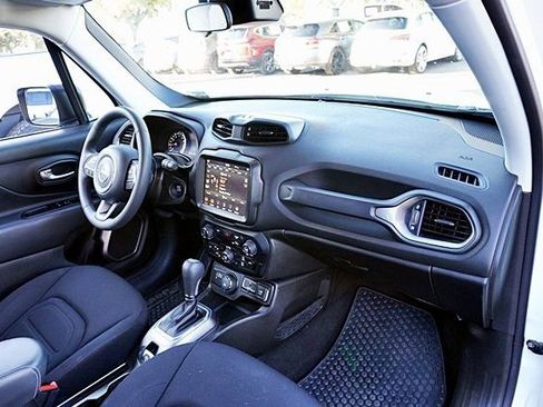 Certified 2022 Jeep Renegade Latitude image 10