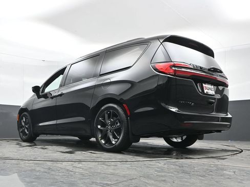 New 2026 Chrysler Pacifica Select w/ S Appearance Package FWD image 45