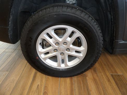 Used 2024 Jeep Grand Cherokee Laredo w/ Luxury Tech Group I AWD/4WD image 5