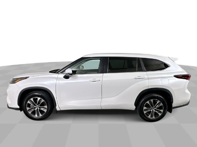 Used 2024 Toyota Highlander XLE AWD/4WD image 5