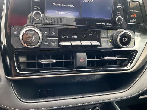 Used 2021 Toyota Highlander XLE FWD image 33