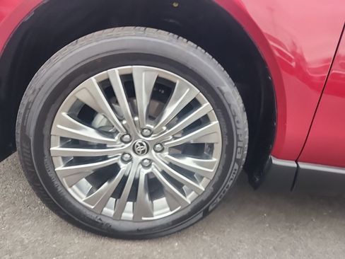 Used 2022 Toyota Venza Limited image 13