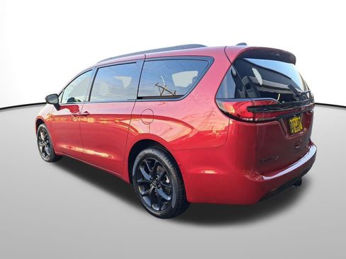 New 2026 Chrysler Pacifica Limited w/ Uconnect Theater Family Group image 3