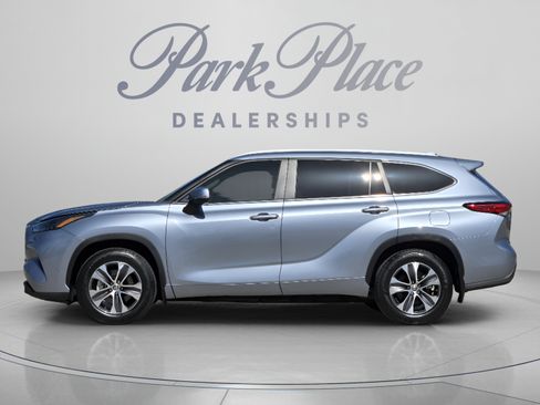 Used 2023 Toyota Highlander XLE FWD image 2