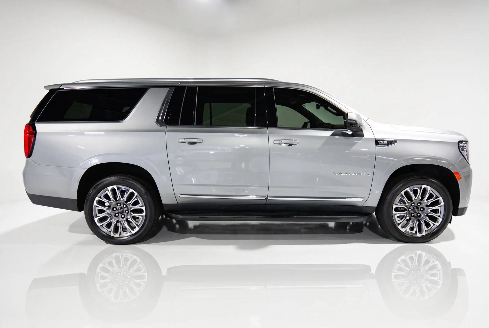 Used 2023 GMC Yukon XL SLT w/ SLT Premium Package AWD/4WD image 3