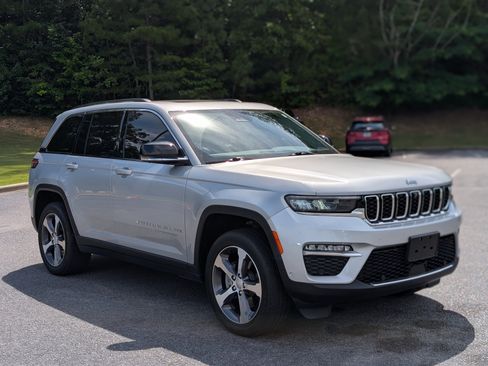 Used 2023 Jeep Grand Cherokee 4WD 4xe w/ Luxury Tech Group II image 11