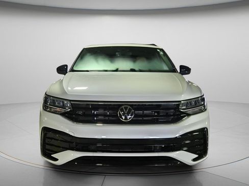 Certified 2024 Volkswagen Tiguan SE R-Line FWD image 8