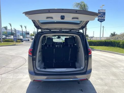 Used 2023 Chrysler Pacifica Touring-L FWD image 25