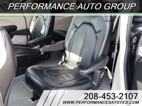 Used 2019 Chrysler Pacifica Touring-L image 14