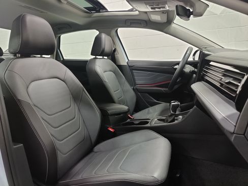 Used 2025 Volkswagen Jetta SEL image 4