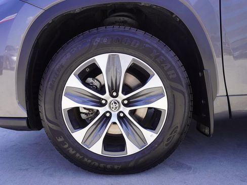 Used 2023 Toyota Highlander XLE FWD image 23