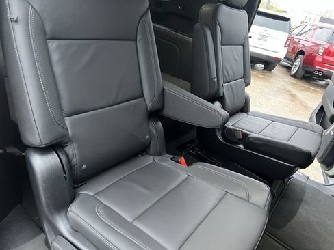 Used 2025 Chevrolet Suburban Z71 w/ Comfort Package image 28