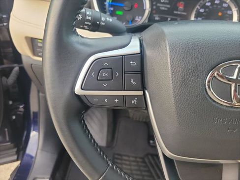 Certified 2023 Toyota Highlander XLE image 32